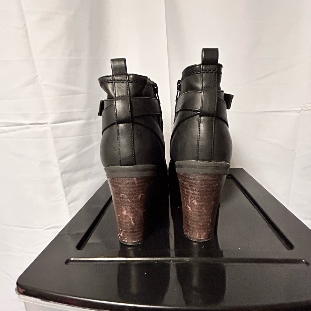 Guess Boots 3” Heels. Show some Wear on Back of Heels. - Picture 6 of 9